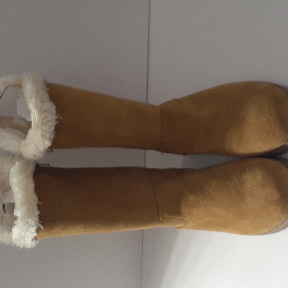 Universal Thread Women's Size 9 Suede Boots.